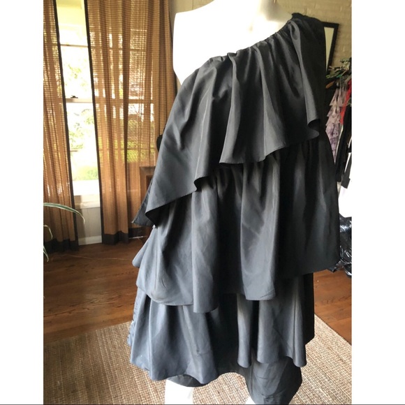 Blaque Label Dresses & Skirts - NWOT BLAQUE LABEL one shoulder 3 tier dress